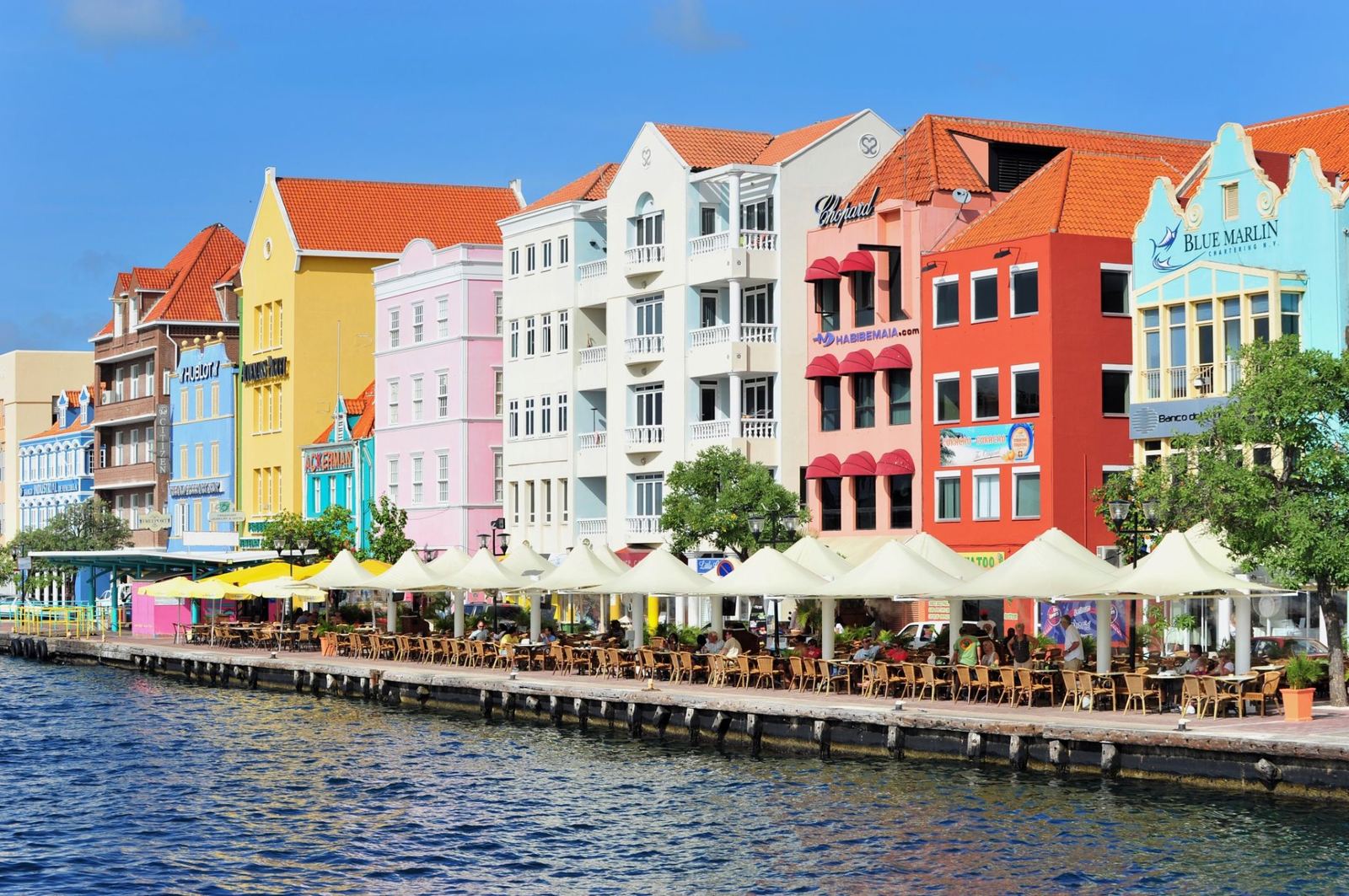 Handelskade in Willemstad op Curaçao